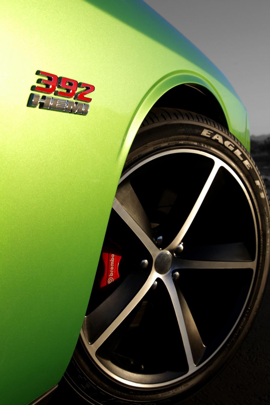  Dodge Challenger SRT8 392 Green with Envy 2011 года  (фото 4 из 7)